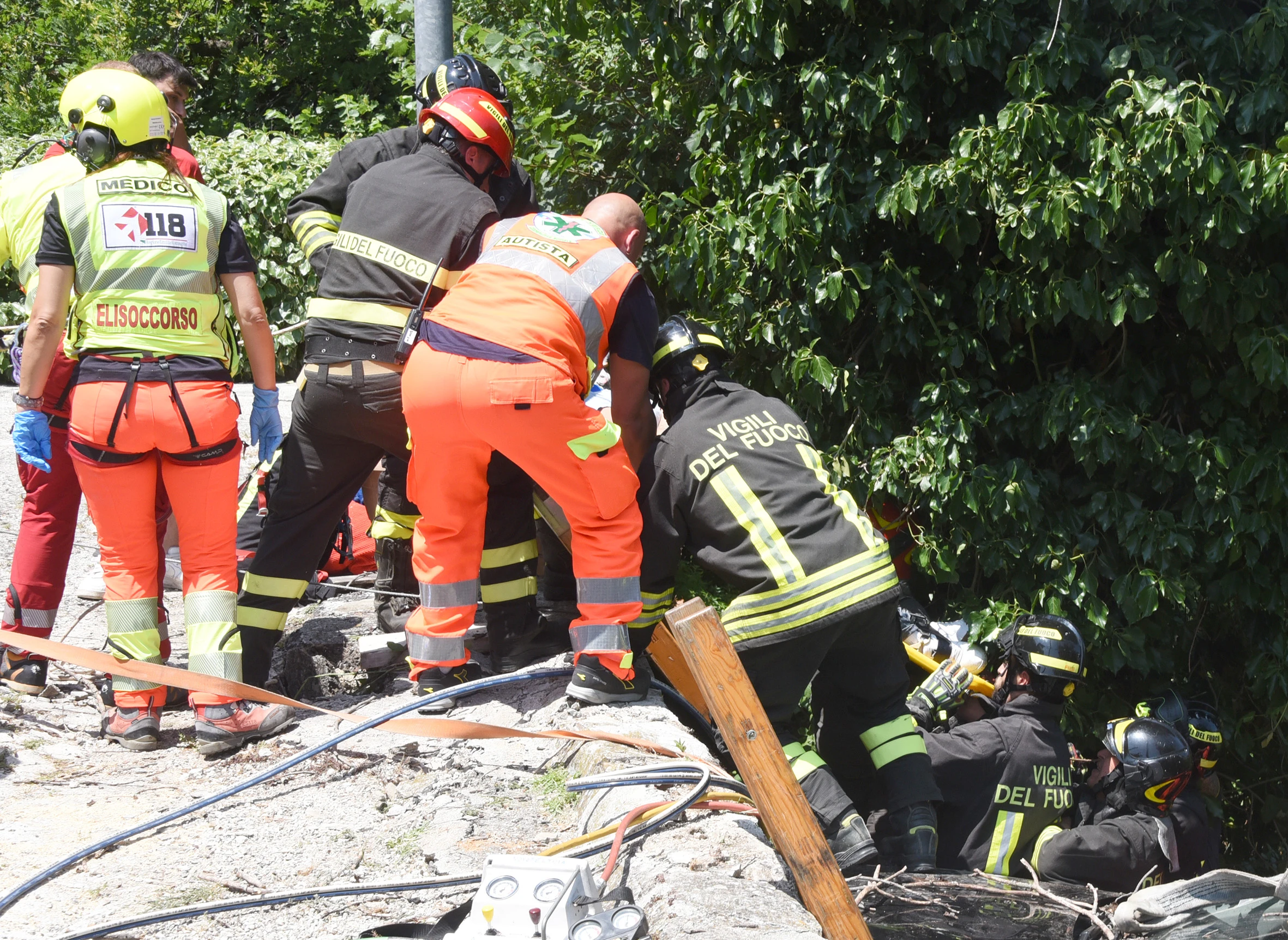 i soccorsi della giovane finita in una scarpata a San Leo (Adriapress)