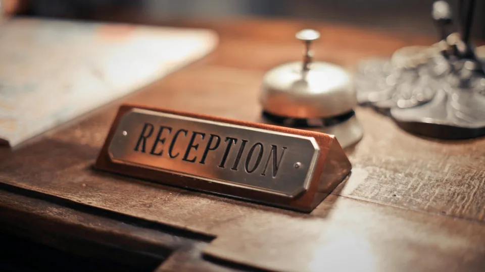 Reception d'hotel (foto pexels)