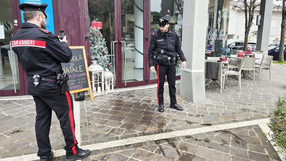 rilievi al Bar Medea di Riccione - foto Adriapress