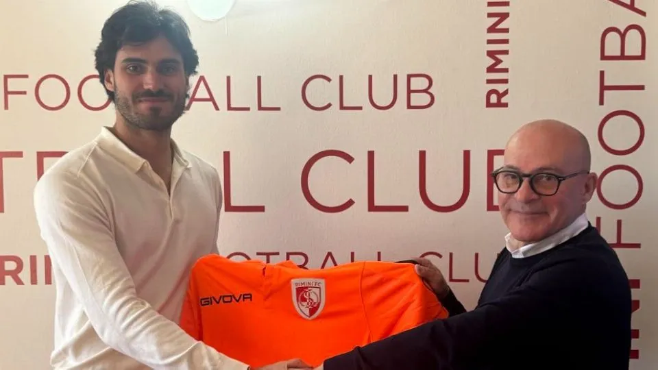La stretta di mano tra Vitali e il DT del Rimini F.C. Di Battista
