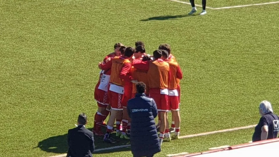 Giacomo Parigi festeggiato dai compagni dopo il 2-0