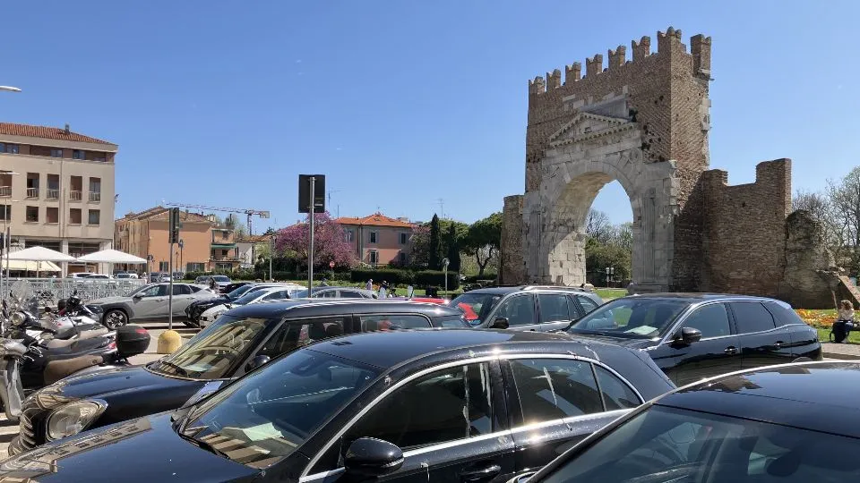 auto parcheggiate in zona Arco d’Augusto