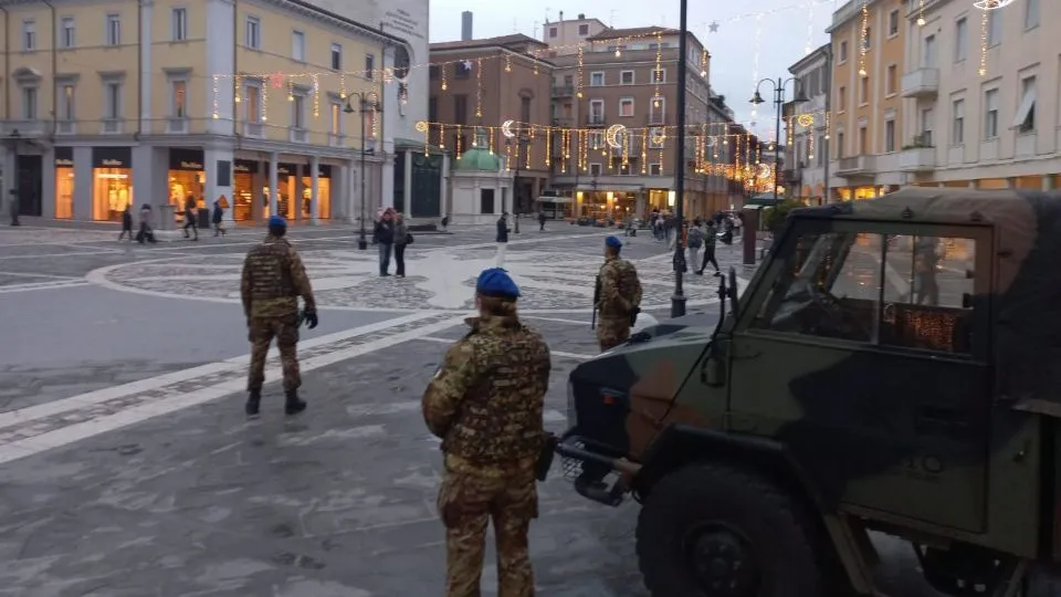 i militari dell’Esercito di Strade Sicure in piazza Tre Martiri
