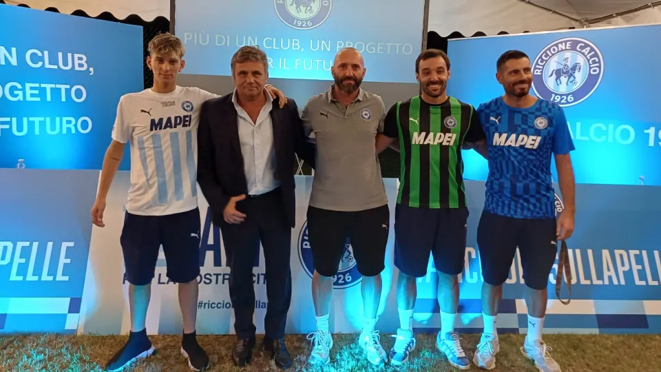 Roberto Carnevali, mister Marco Bucci e le tre nuove divise da gioco
