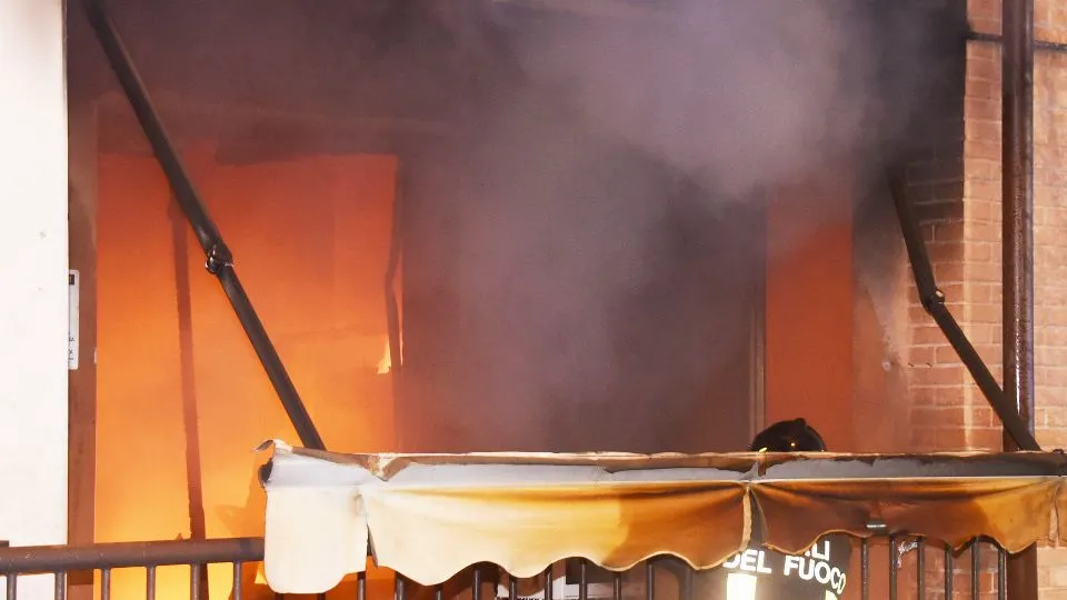 I vigili del fuoco mentre cercano di domare le fiamme (foto Migliorini)