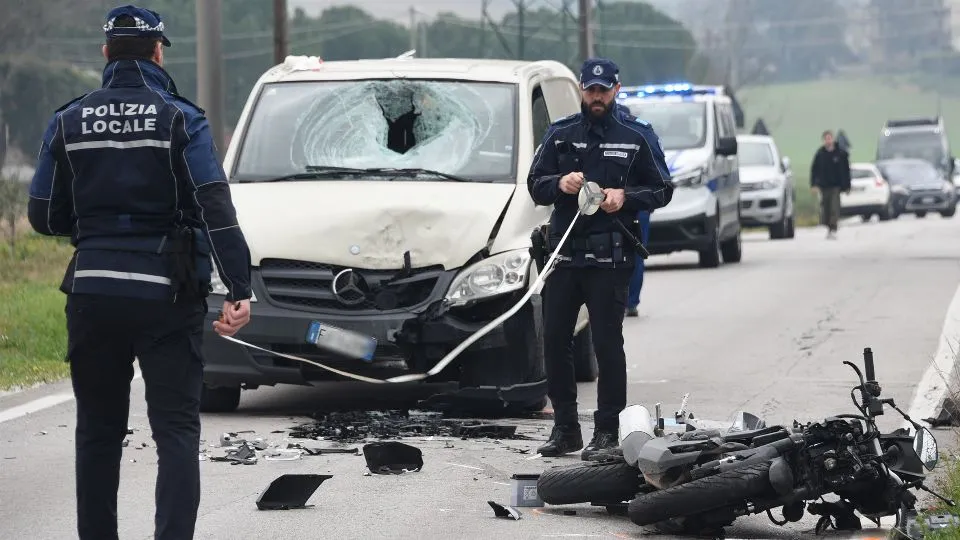 il furgone e la moto dopo lo schianto (foto Migliorini)