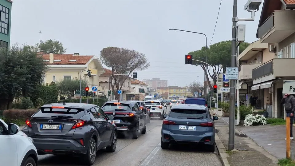 Le telecamere al semaforo tra Statale e Viale Campania
