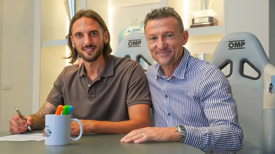 Simone Colombi con il DS della Virtus Entella, Matteo Superbi (Foto Entella)