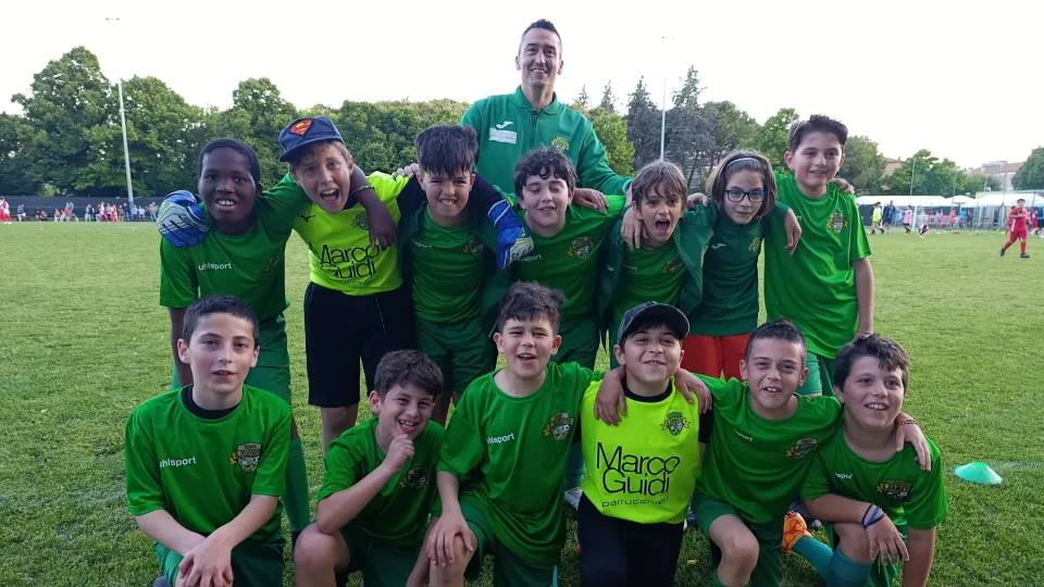 Simone Guerra insieme ai giovani del S. Ermete