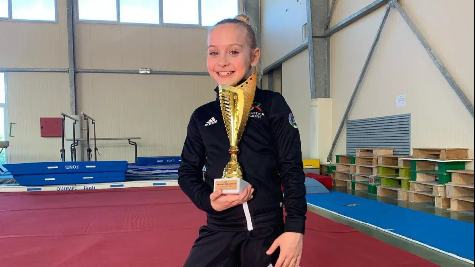 Sofia Caltagirone con la coppa della gara di zona tecnica