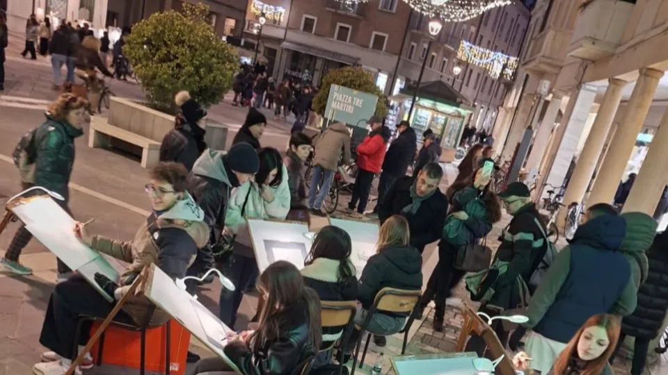 studenti e artisti in piazza liceo serpieri rimini