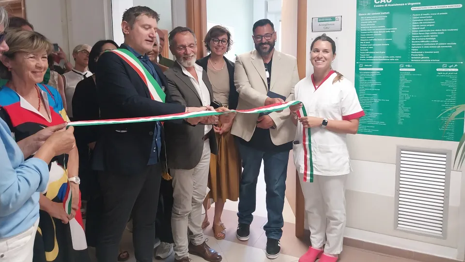 taglio del nastro per il CAU di Morciano