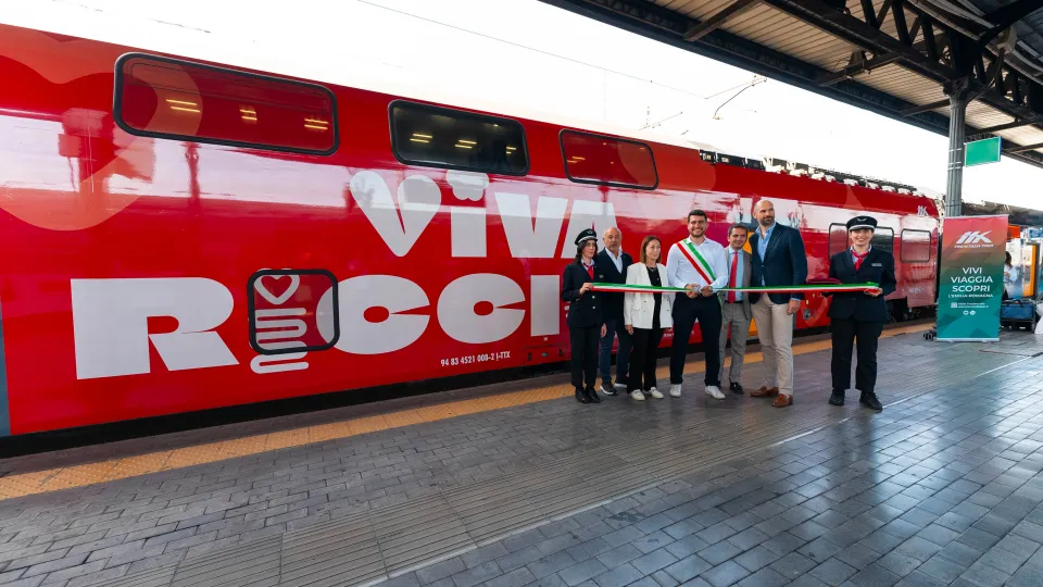 taglio del nastro per il treno brandizzato