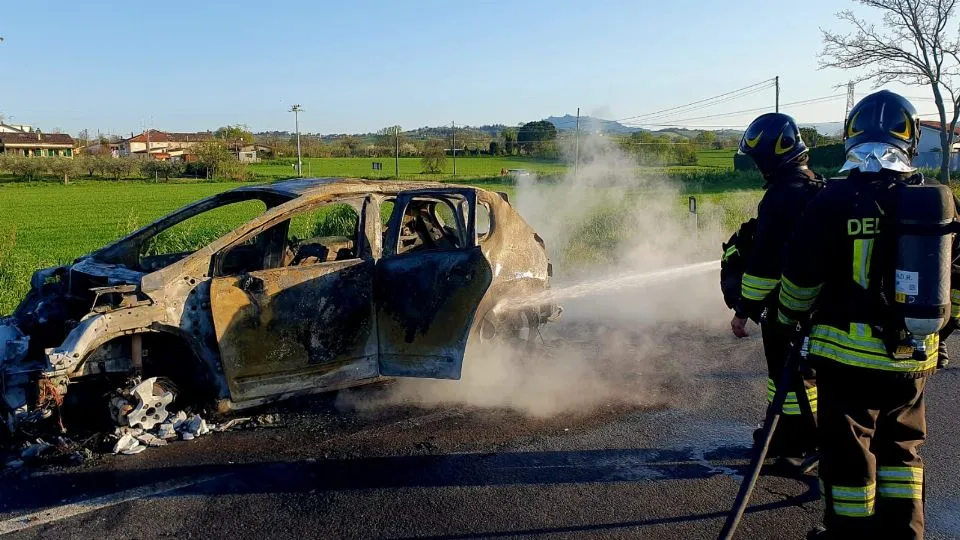 l’auto in fiamme (foto Adriapress)