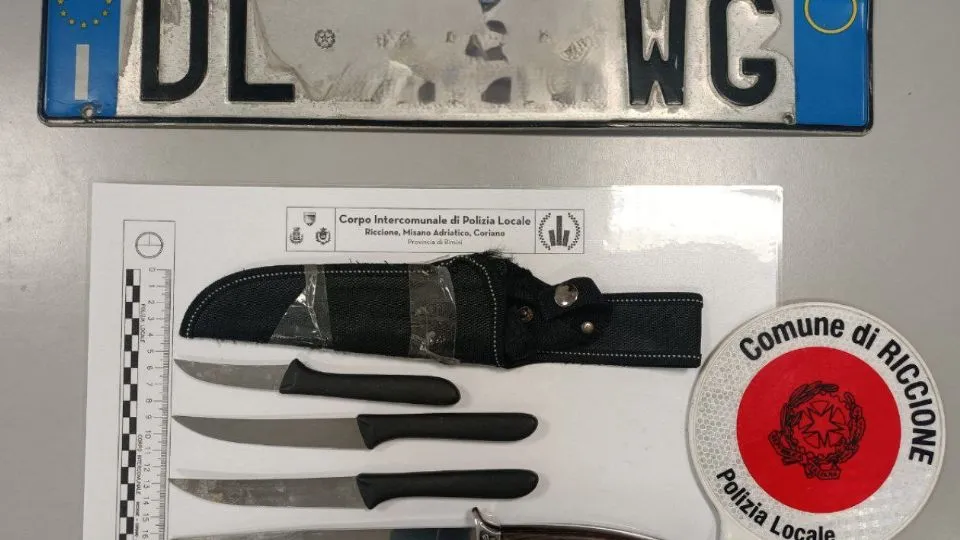 targa e coltelli sequestrati