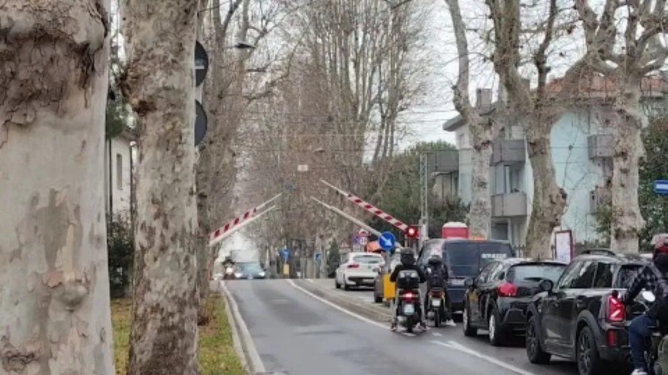 il passaggio a livello di Rivabella (@Newsrimini)
