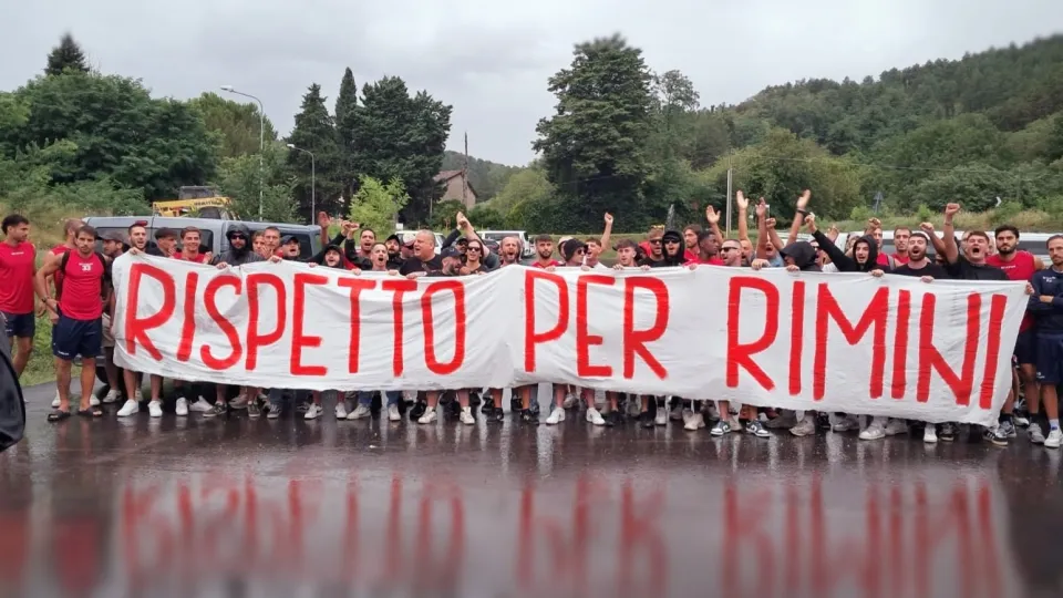 Tifosi e giocatori del Rimini F.C. con lo striscione 