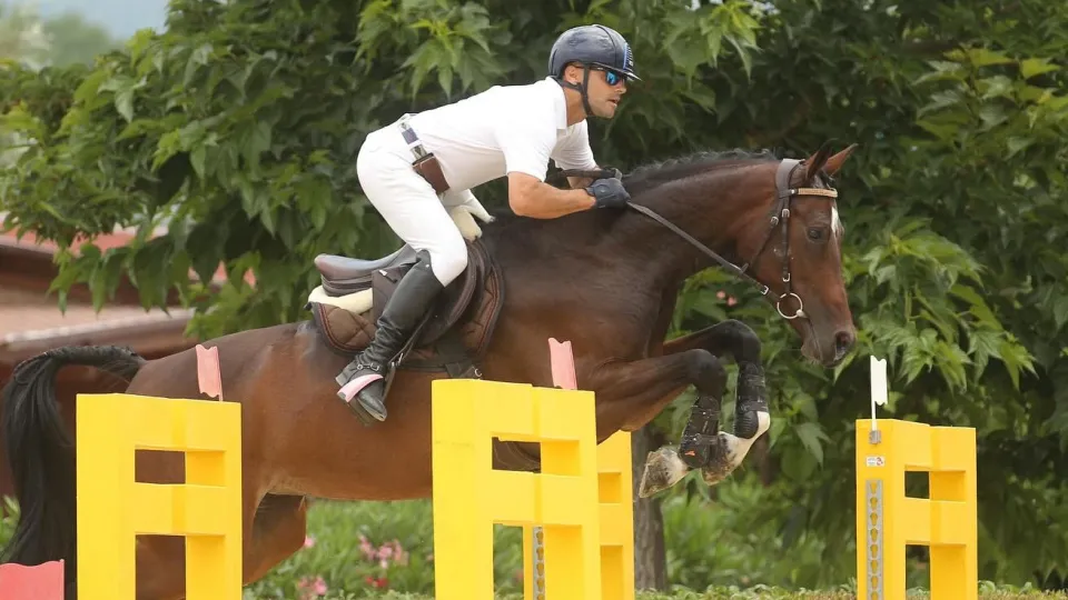 Tommaso Lonfernini in sella a Peritop