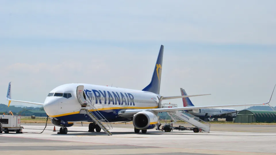 un aereo Ryanair all'aeroporto di Rimini