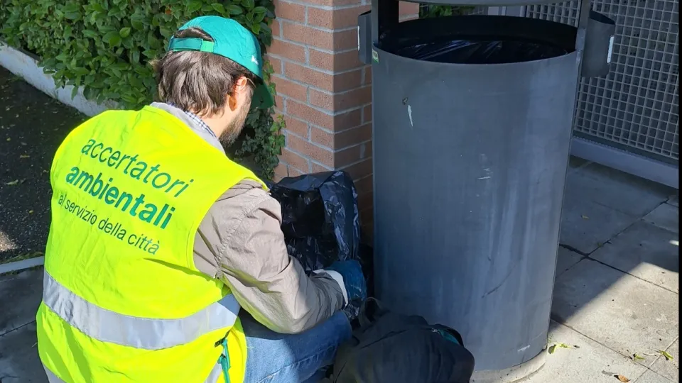 un agente accertatore al lavoro