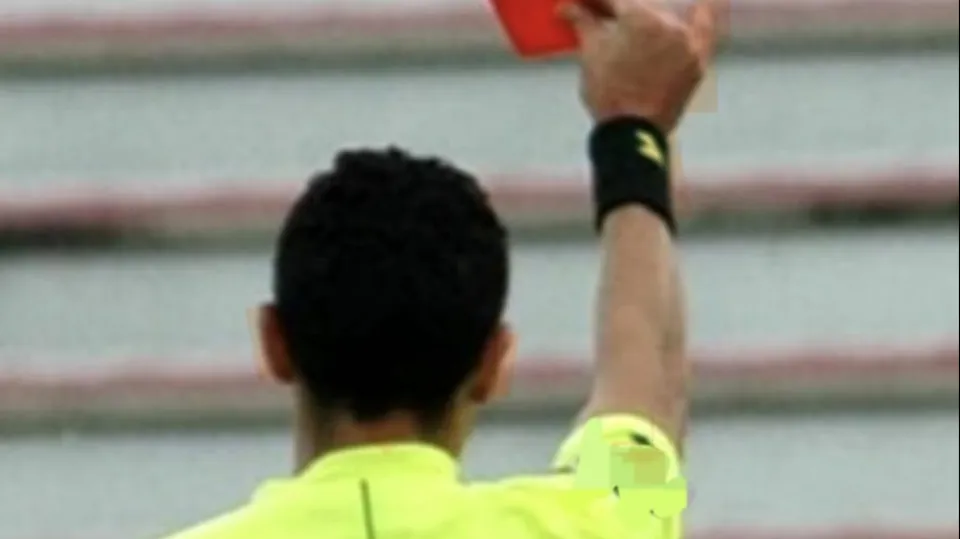 Un arbitro sventola il cartellino rosso (repertorio)