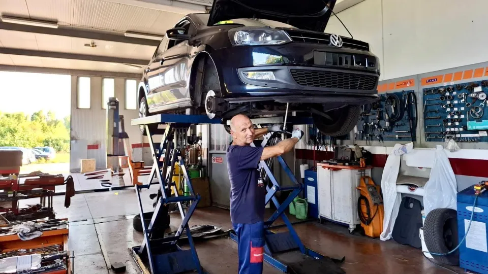 un meccanico al lavoro