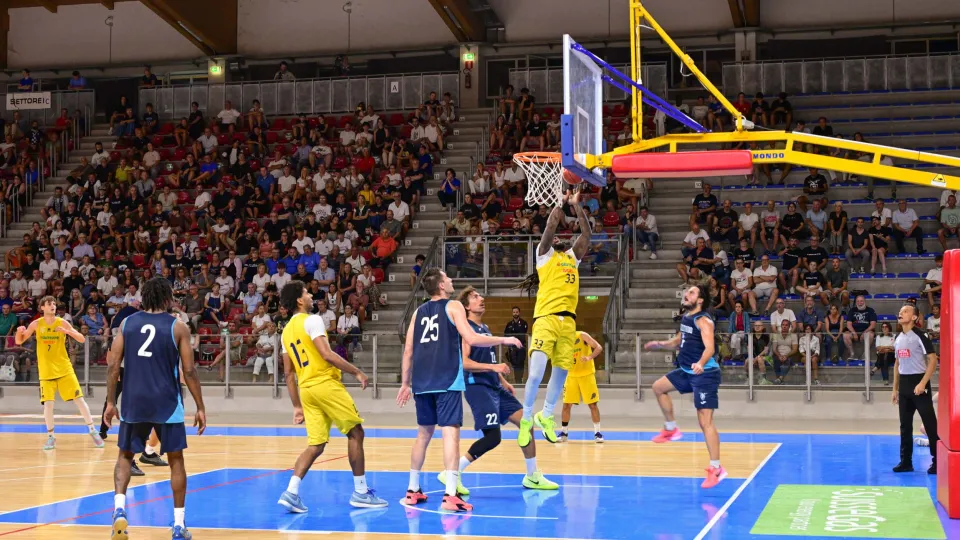 Un momento della gara tra Fortitudo Bologna e Cividale