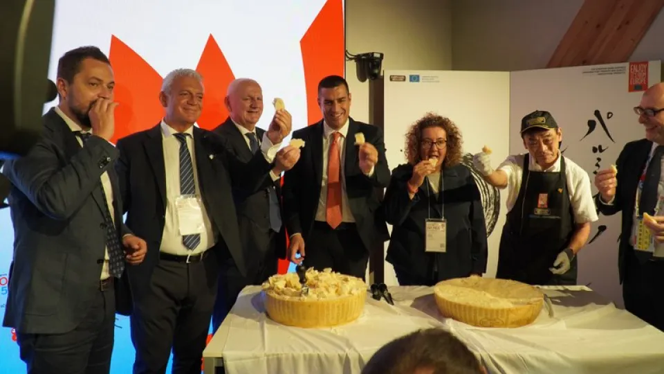 un momento dell'inaugurazione ad Osaka dello spazio Emilia-Romagna