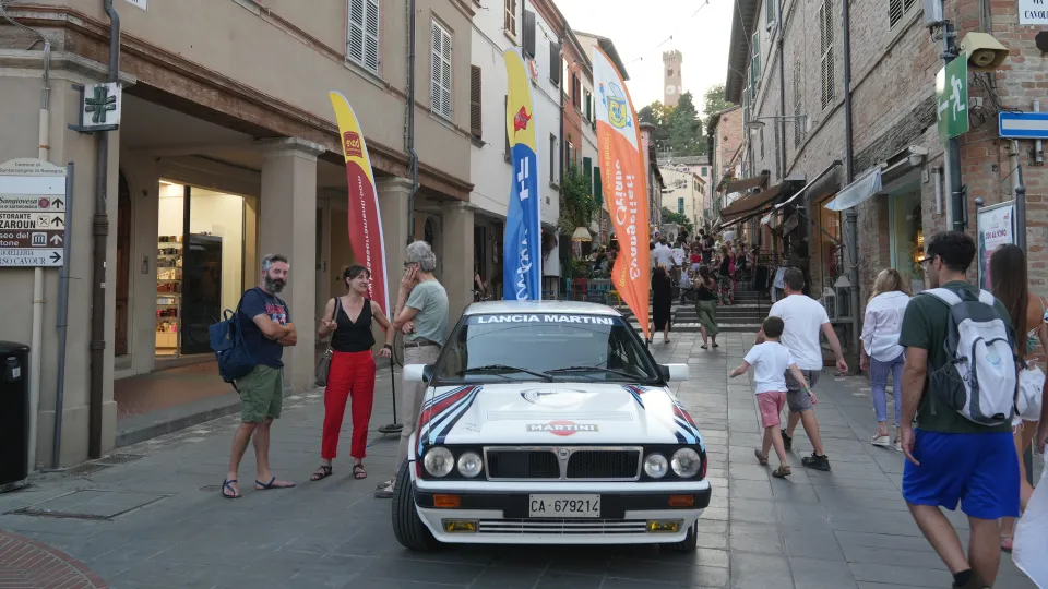 Una delle auto della Scuderia HF in esposizione a Santarcangelo