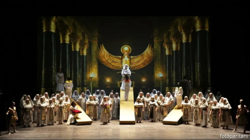 Una scena dell'Aida, durante la prova generale al Teatro Galli