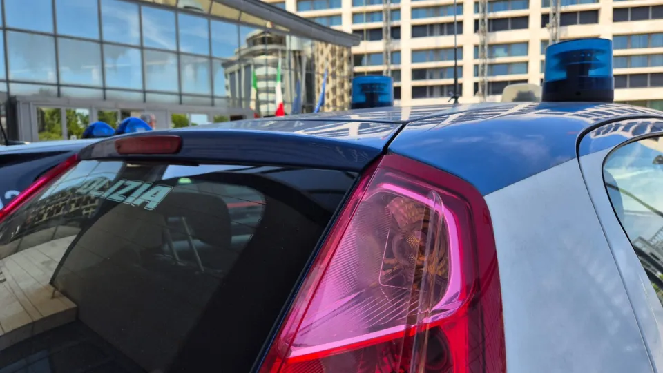 una Volante della polizia davanti al tribunale di Rimini