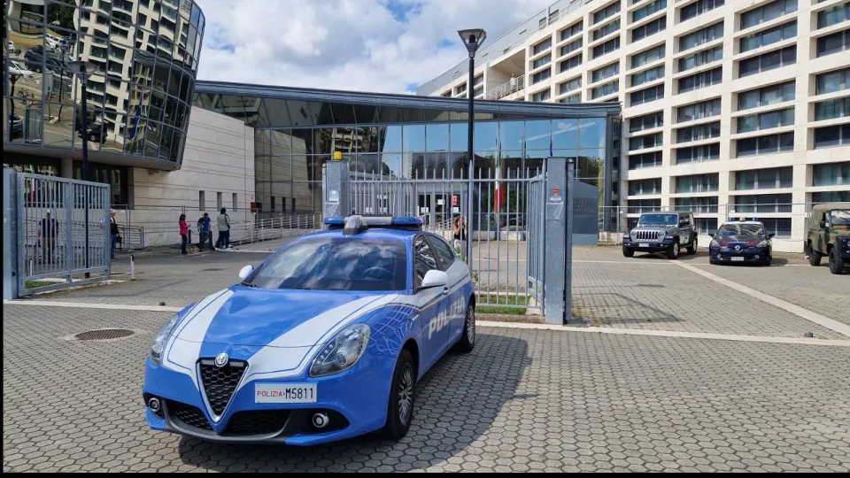 Una volante della polizia di Stato davanti al tribunale di Rimini