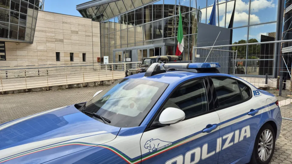 una volante della polizia di Stato davanti al tribunale