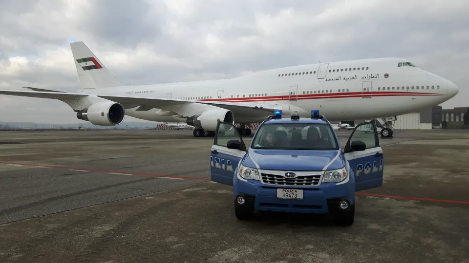 Un'auto della polizia in aeroporto