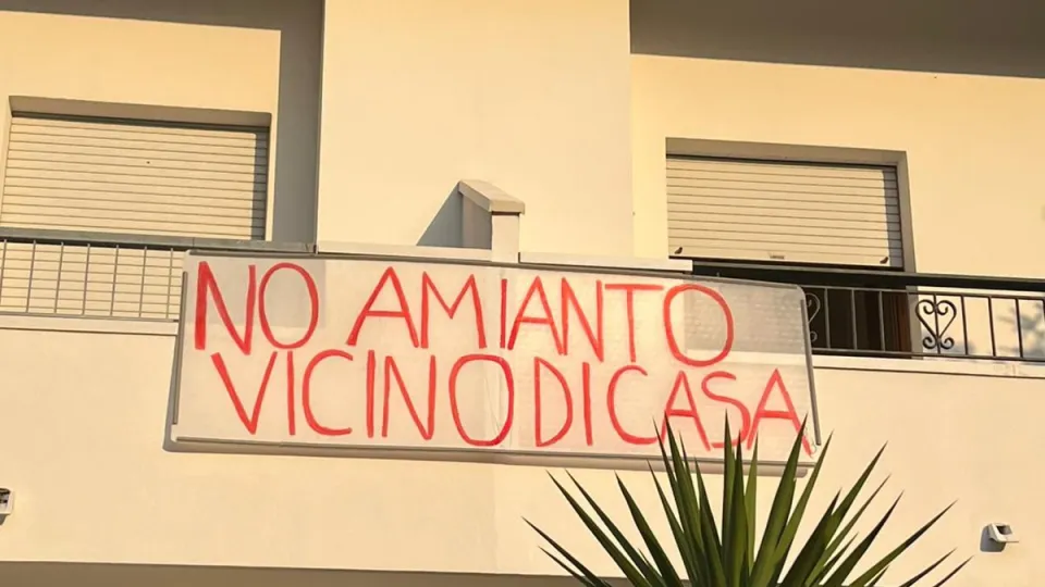 uno degli striscioni apparsi nella zona artigianale