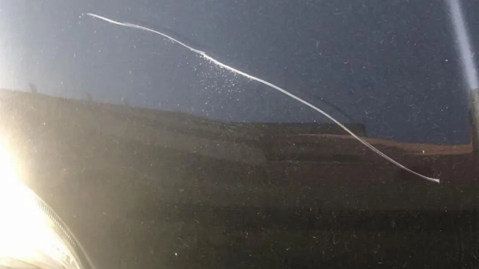 il cofano graffiato di un ‘auto
