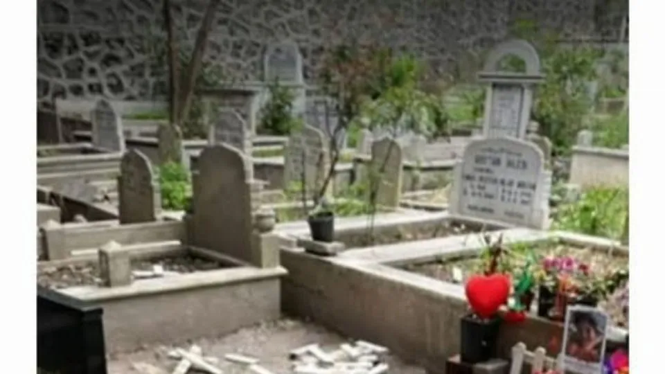 la tomba di Mattia Minguzzi vandalizzata