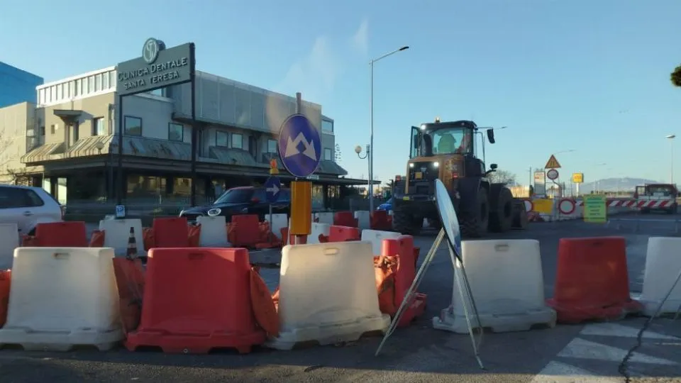 ingresso transennato alla bretella che conduce su via Euterpe (foto Elizabeth Polazzi)
