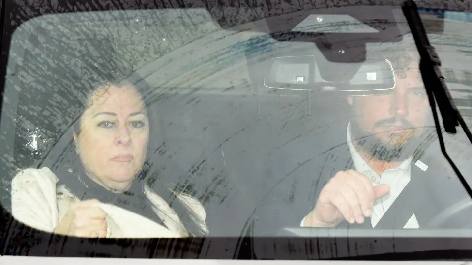 Manuela Bianchi all’arrivo in tribunale con il consulente Davide Barzan (foto Migliorini)
