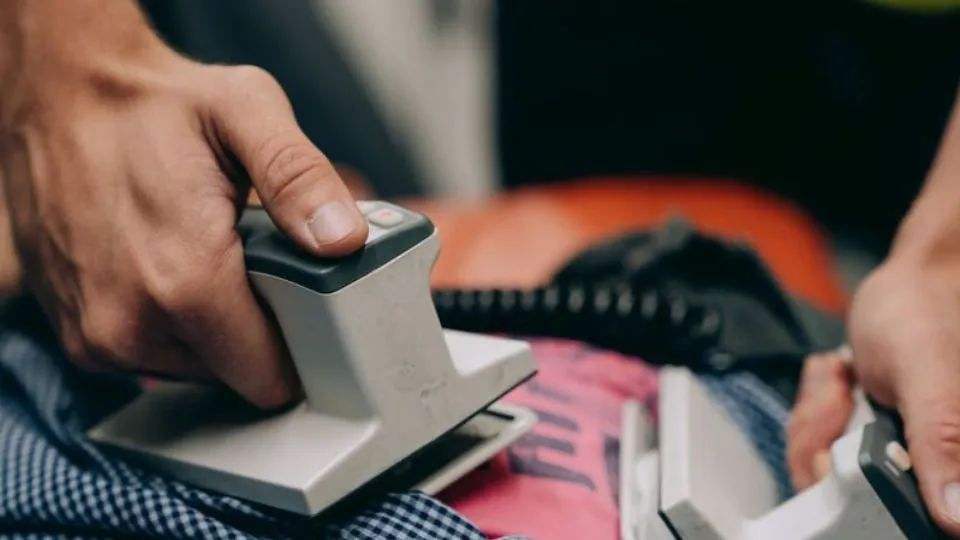 defibrillatore (foto Mikhail Nilov-pexels)
