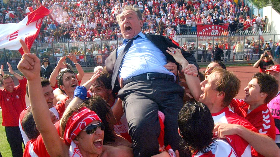 Vincenzo Bellavista portato in trionfo dai giocatori biancorossi