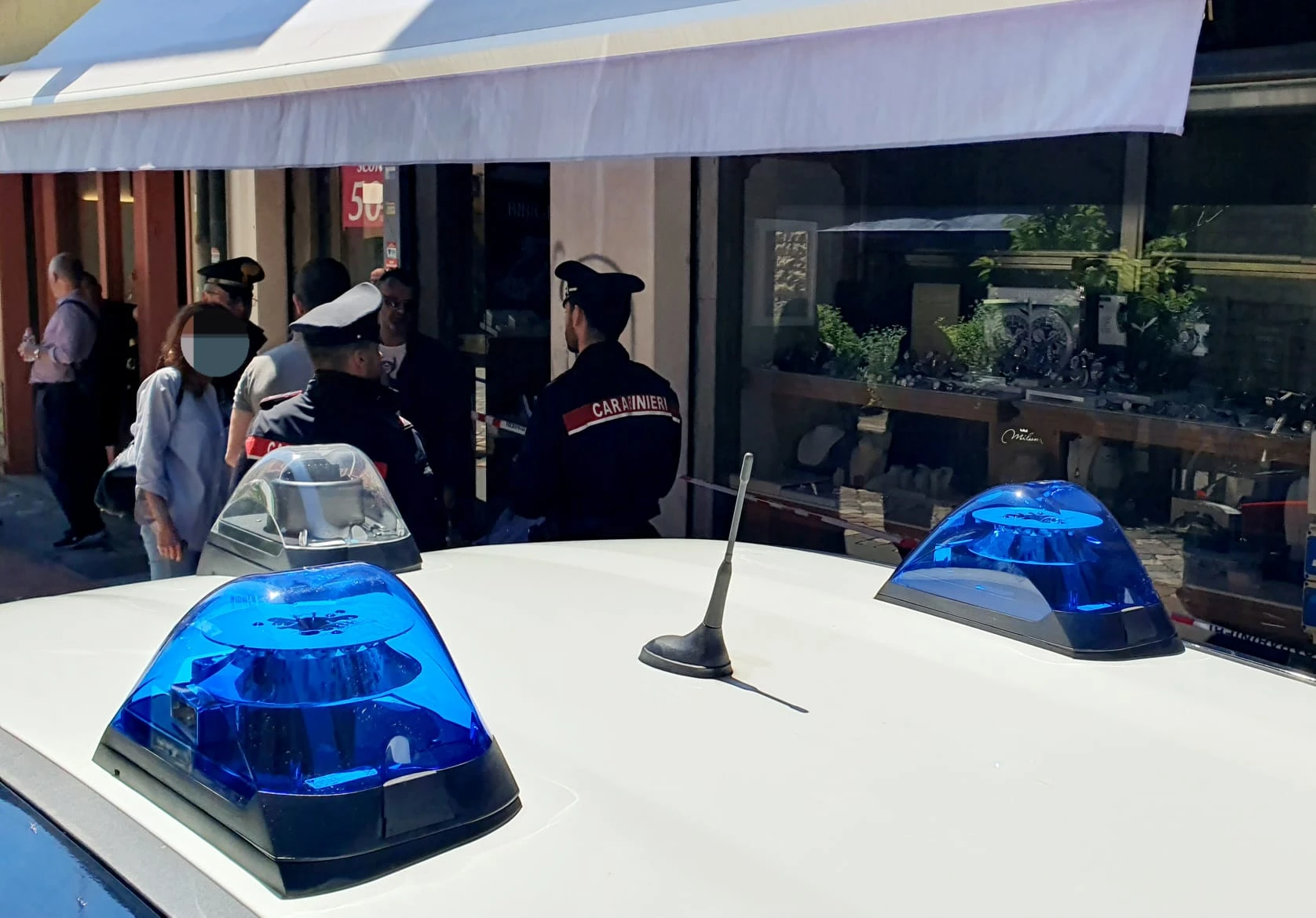 rapina alla gioielleria Pedrosi a Santarcangelo (foto Adriapress)