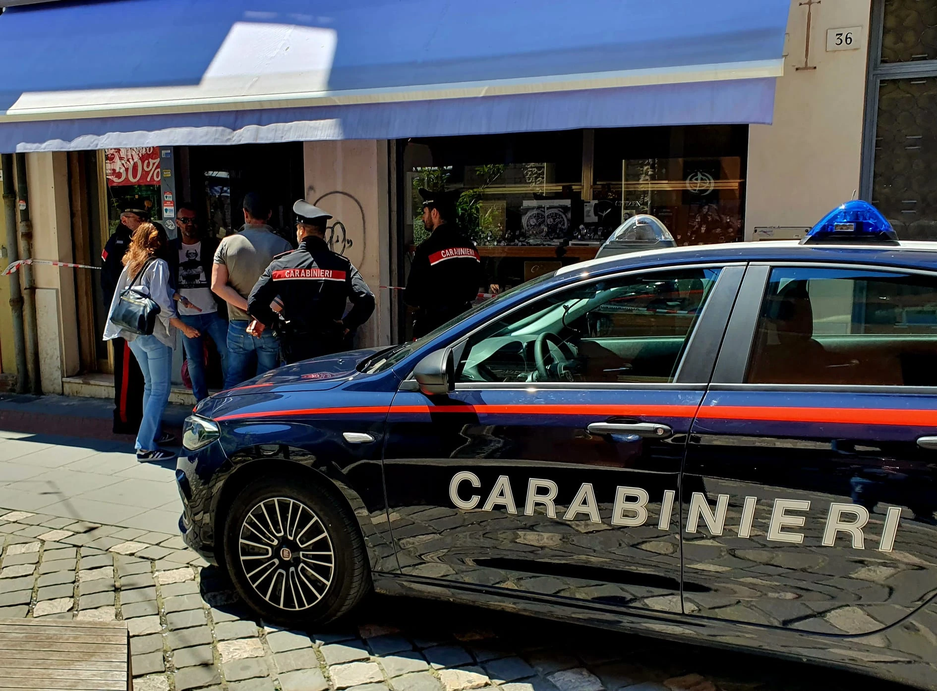 rapina alla gioielleria Pedrosi a Santarcangelo (foto Adriapress)