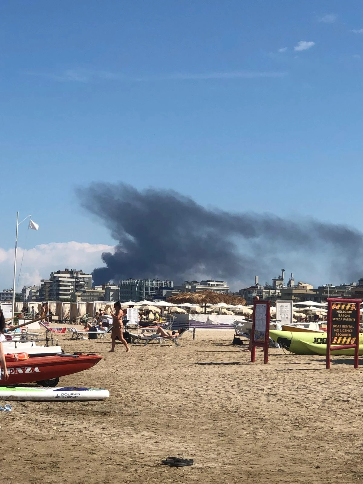 fiamme da Raibano visibili anche in spiaggia