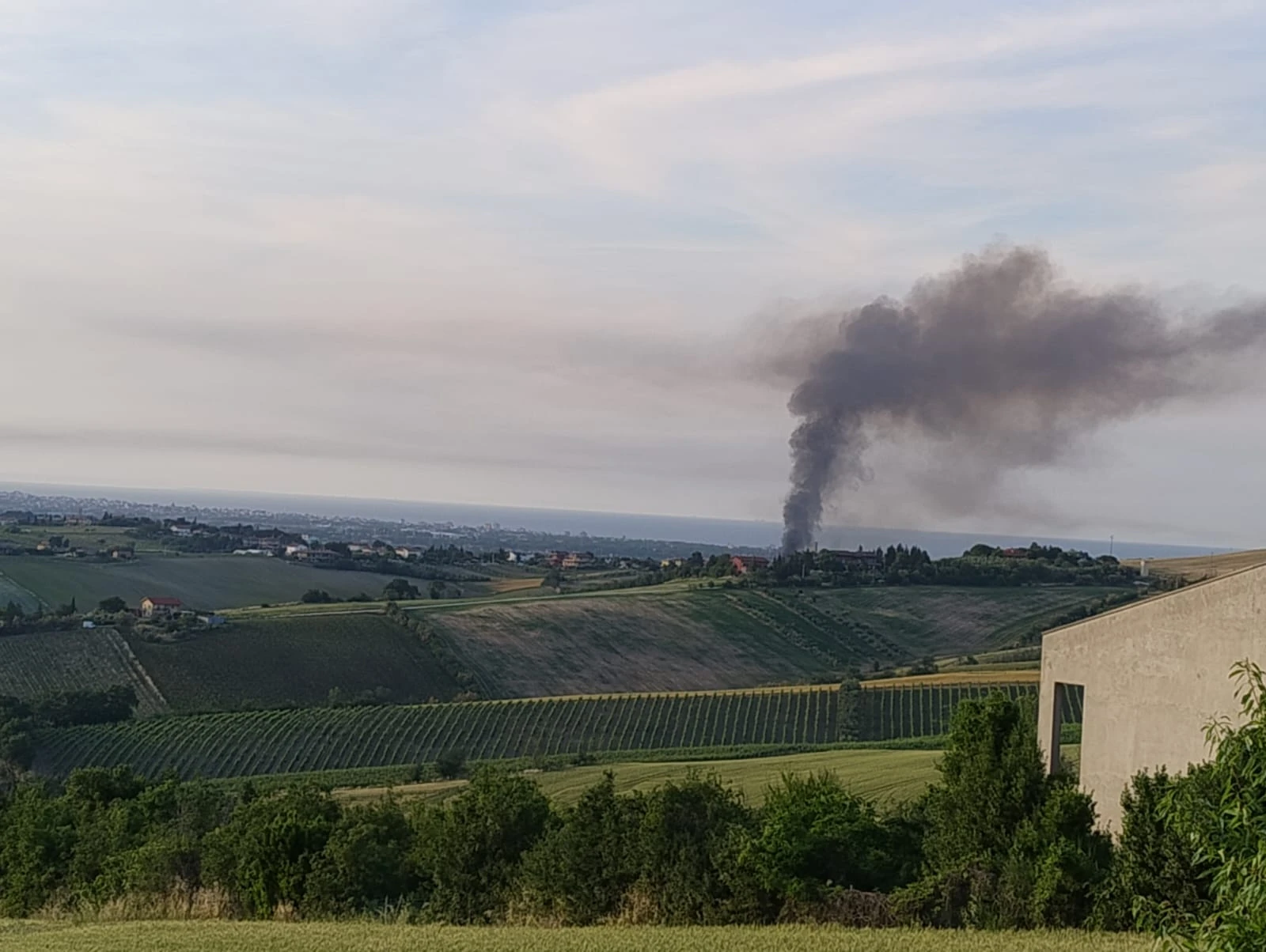 in serata il fumo meno denso ed esteso, ma ancora presente