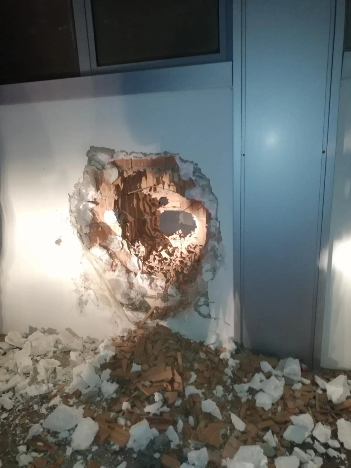 il buco nella parete del supermercato DPiù di Misano