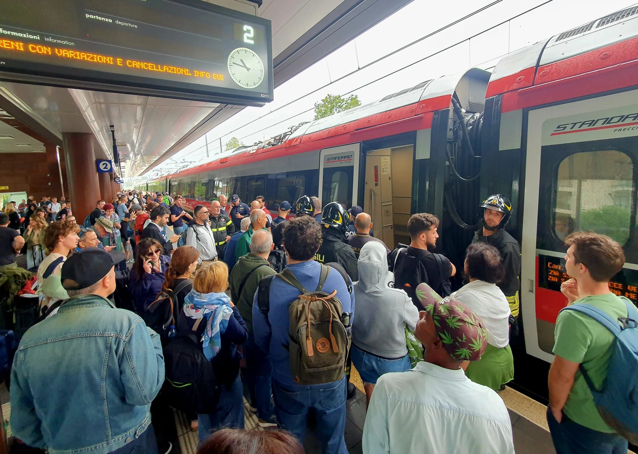 principio di incendio su un Frecciarossa, passeggeri a terra a Riccione (Adriapress)