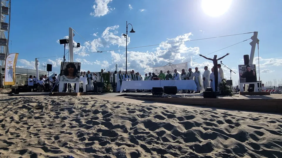 la Messa sulla spiaggia
