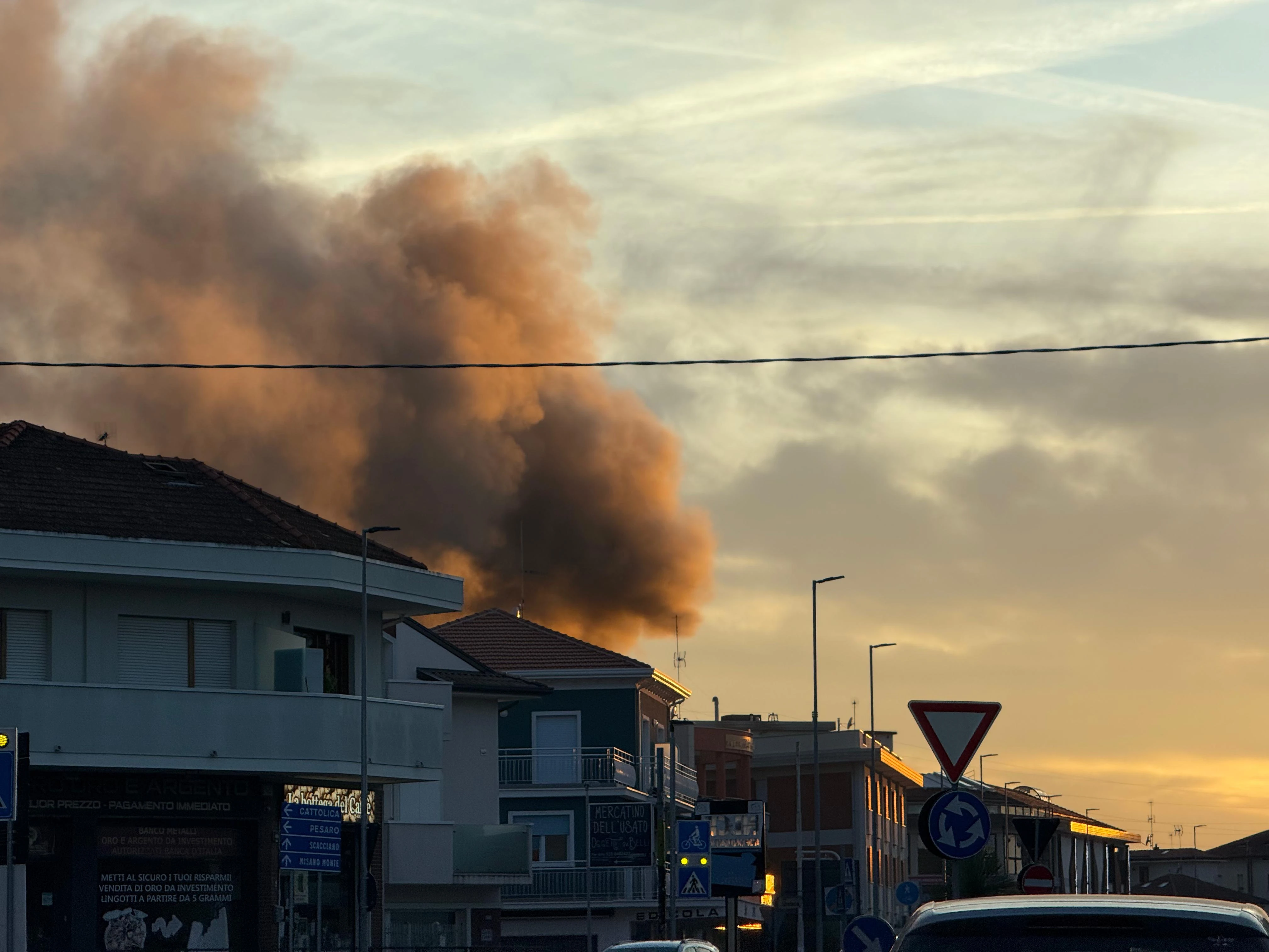 negozio in fiamme a Riccione (Adriapress)