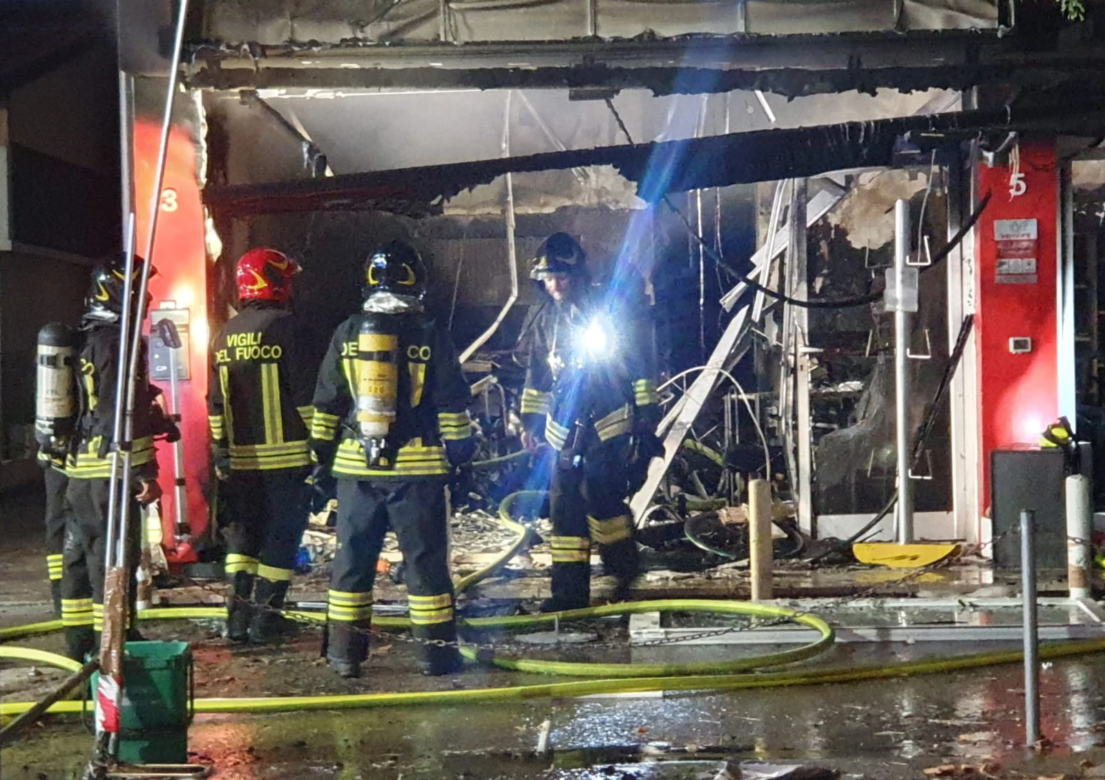 negozio in fiamme a Riccione (Adriapress)